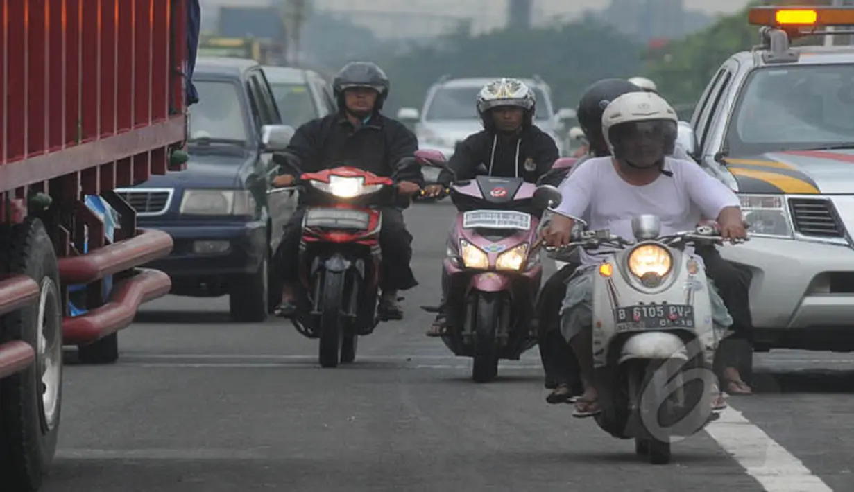 Sejumlah pengendara sepeda motor saat melintasi jalan layang tol Wiyoto Wiyono, Jakarta, Selasa (10/2/2015). (Liputan6.com/Herman Zakharia)