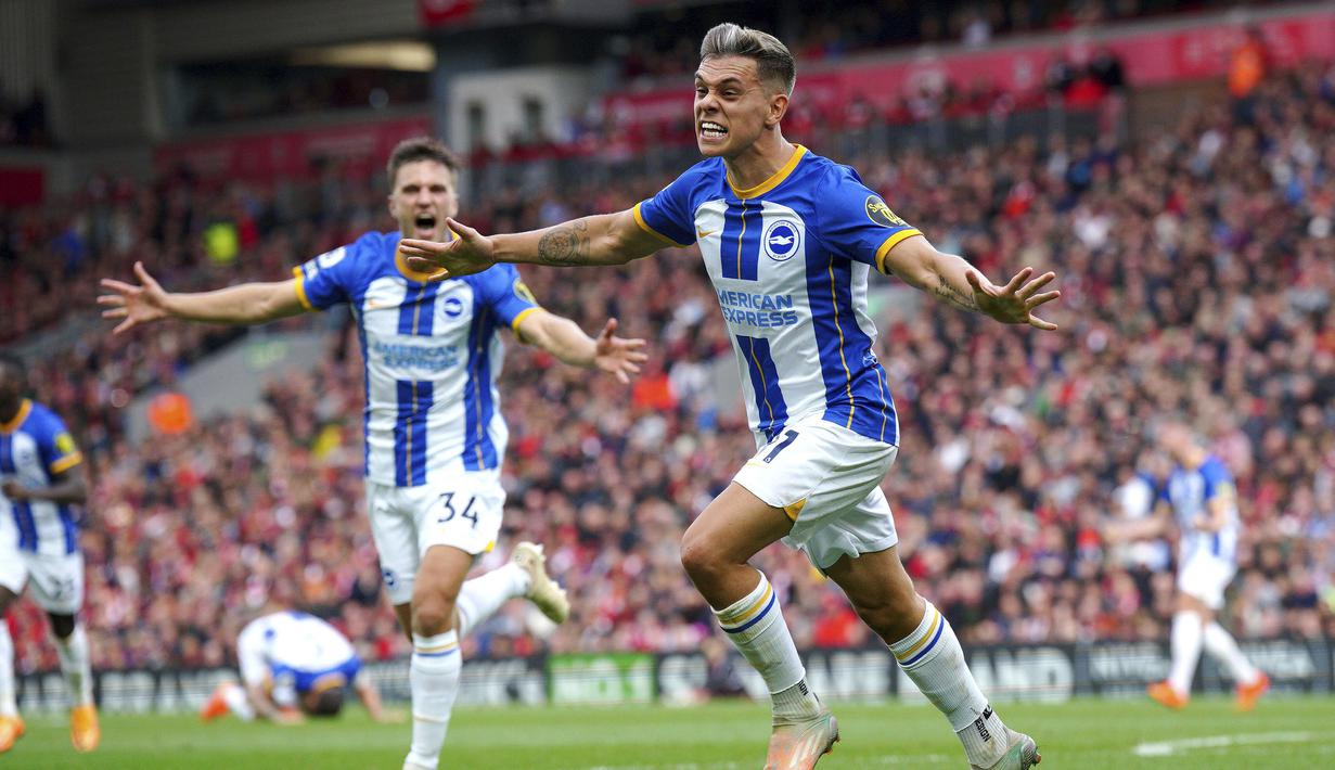 Leandro Trossard. Dalam 7 laga Liga Inggris 2022/2023, sayap kiri Belgia berusia 27 tahun yang kini memasuki musim ke-4 membela Brighton and Hove Albion ini telah mencetak 1 kali hattrick, yaitu pada pekan ke-9 saat bermain imbang 3-3 dengan tuan rumah Liverpool (1/10/2022). Total ia telah mengemas 5 gol dan 2 assist di Liga Inggris musim ini. (PA via AP/Peter Byrne)