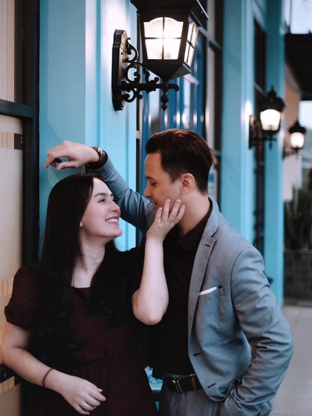 5 Potret Lucky Perdana dan Lidi Brugman Pakai Busana Senada, Romantis