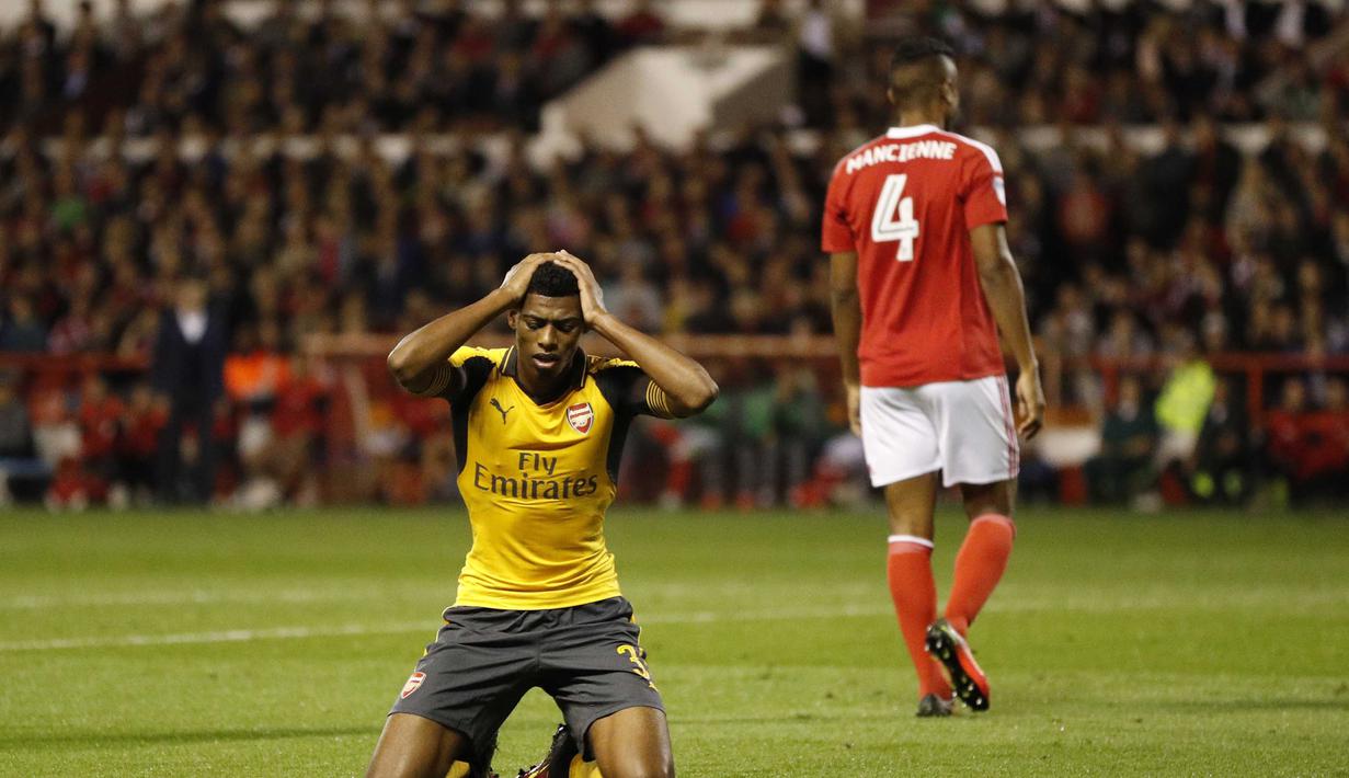 Pemain Arsenal, Jeff Reine-Adelaide gagal mencetak gol saat melawan Nottingham Forest pada putaran ketiga Piala Liga Inggris di Stadion The City Ground, Rabu (21/9/2016) dini hari WIB. (Action Images via Reuters/John Sibley)