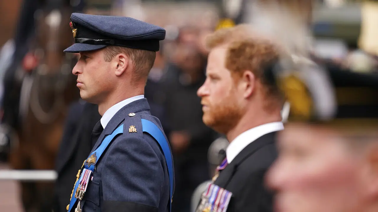 Pangeran William dan Pangeran Harry di pemakaman Ratu Elizabeth II. (Foto: AP Photo/Alberto Pezzali)