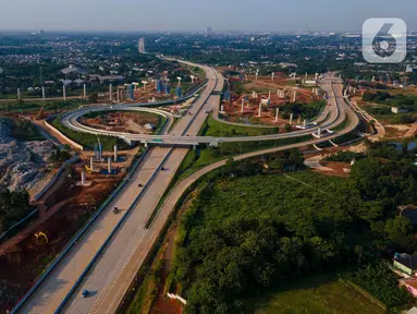 Foto udara kendaraan melintas di Jalan Tol Cimanggis-Cibitung seksi 2B di Desa Burangkeng, Setu, Kabupaten Bekasi, Jawa Barat, Jumat (12/7/2024). (merdeka.com/Imam Buhori)