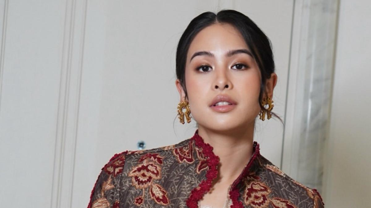 Sambut Hari Kebaya, 6 Potret Maudy Ayunda Tampil Modern Padukan Kebaya dengan Mini Skirt dan Sepatu Boots