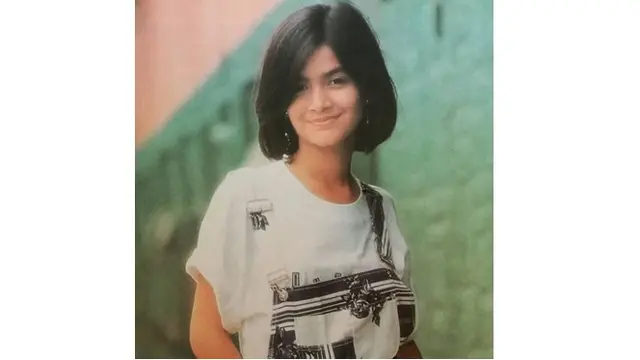 Potret Cut Tari saat beranjak dewasa, ia tampil manis dengan ramput pendek.