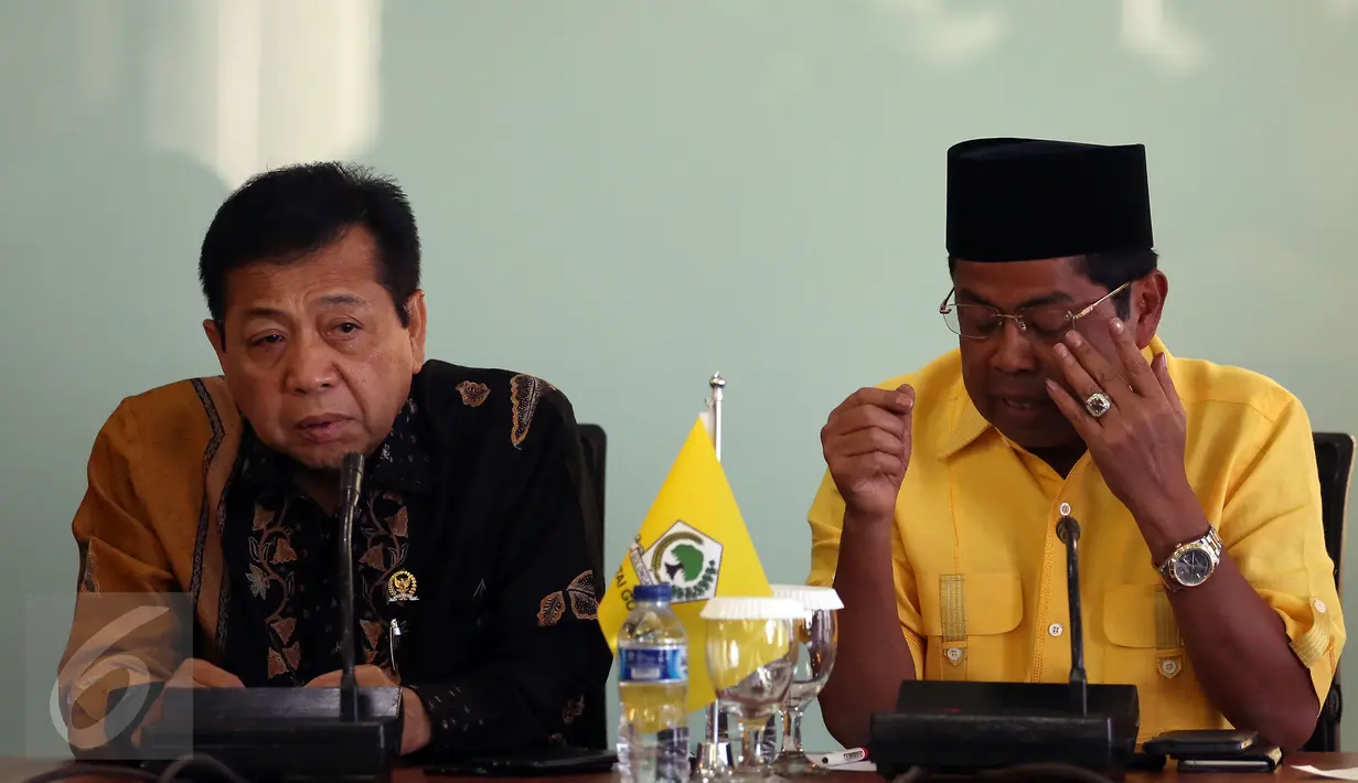 Ketua Umum Partai Golkar Setya Novanto (kiri) didampingi Sekjen Partai Golkar Idrus Marham memberikan keterangan mengenai pelaksanaan Pilkada Serentak tahun 2017 di Kantor DPP Partai Golkar, Slipi, Jakarta, Jumat (17/2). (Liputan6.com/Johan Tallo)