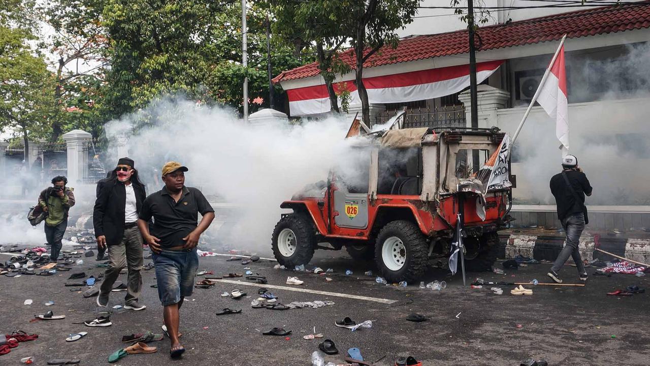 FOTO: Pati Bergejolak, 100 Ribu Massa Turun ke Jalan