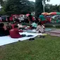 Ada yang cuma menggelar dagangannya di meja, ada pula yang memakai gerobak. 