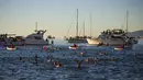 Sejumlah peserta yang berenang di English Bay saat ambil bagian dari acara tahunan Polar Bear Swim di Vancouver, Kanada (2/1/2016). Meski suhu di pantai tersebut mencapai 3 derajat celcius, mereka tetap antusias. (REUTERS / Ben Nelms)