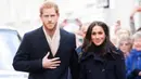 <p>Pangeran Harry dan tunangannya, Meghan Markle menghadiri acara amal untuk memperingati Hari AIDS Sedunia di Nottingham, Jumat (1/12). Pangeran Harry mengenakan syal krem yang senada dengan warna rok maksi Meghan Markle. (Steve Parsons/PA via AP)</p>