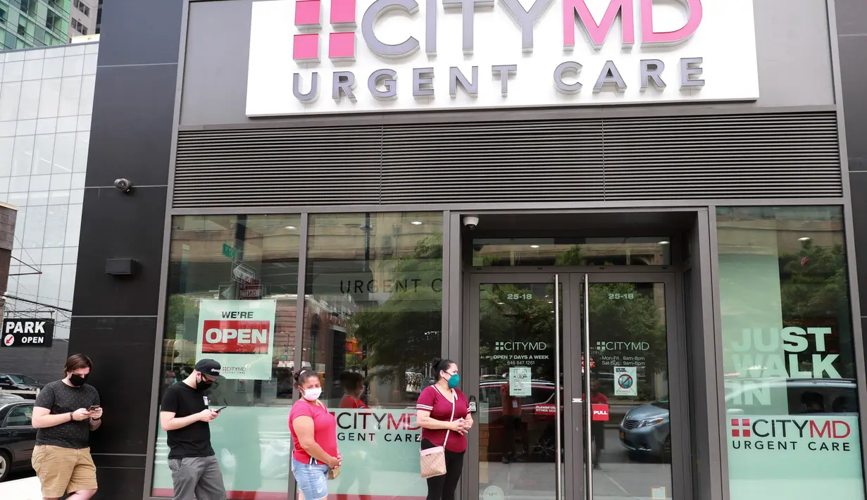 Sejumlah orang menunggu di luar sebuah klinik untuk tes COVID-19 di New York, 8 Juli 2020. Jumlah kasus COVID-19 di AS telah melampaui angka 3 juta pada Rabu (8/7), tepatnya 3.009.611 kasus hingga pukul 11.34 waktu setempat, menurut lembaga CSSE di Universitas Johns Hopkins. (Xinhua/Wang Ying)