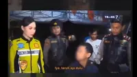 Cuplikan video yang menampilkan polwan Briptu Putri Sirty Cikita menegur seorang warga yang sedang makan dengan menyebutnya tidak sopan. (dok. Instagram @mood.jakarta/https://www.instagram.com/p/C_CyHFJypxL/?img_index=2/Dinny Mutiah)