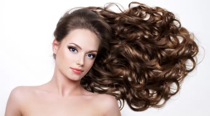 Ilustrasi styling rambut dengan gaya curly. (Sumber foto: Boldsky.com)