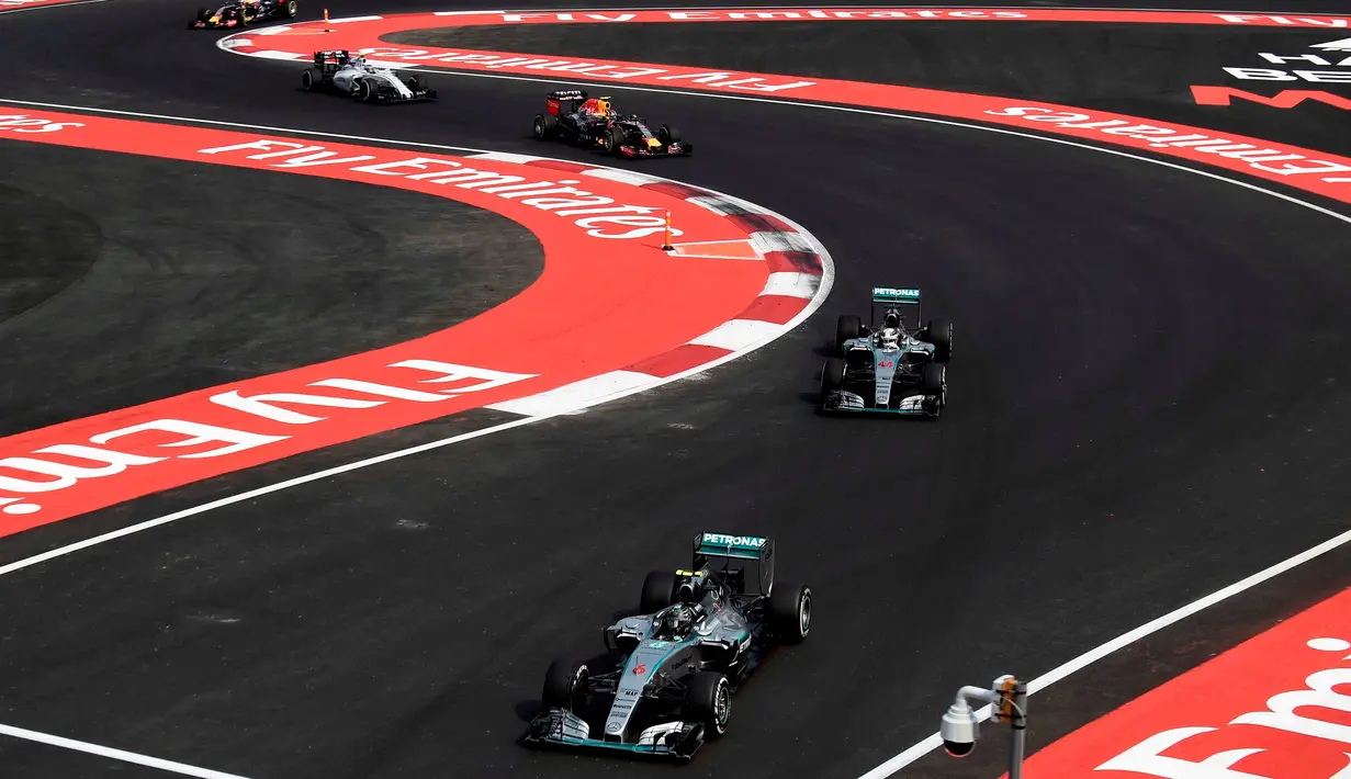Suasana balapan F1 GP Meksiko di Sirkuit Autodromo Hermanos Rodriguez, Senin (2/11/2015) dini hari WIB. (AFP Photo/Alfredo Estrella)