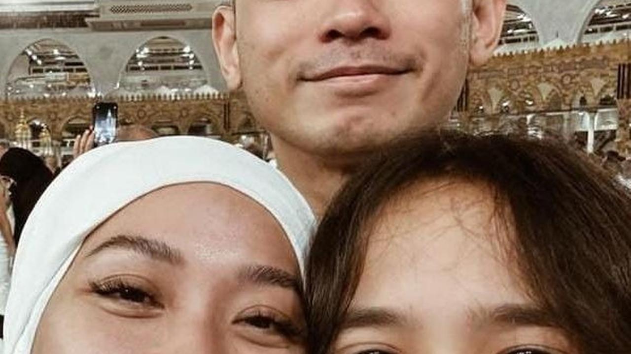 Potret BCL dan Tiko Ajak Noah Umroh di Penghujung Tahun, Netizen 'Kak Bunga Cantik Kalau Tertutup