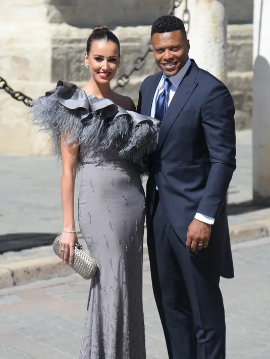Mantan Pemain Real Madrid Julio Baptista dan istrinya Silvia Nistal Calvo berpose saat tiba di gereja menghadiri upacara pernikahan bek Sergio Ramos dan Pilar Rubio di Katedral Seville, Spanyol (15/6/2019). (AFP Photo/Cristina Quicler)