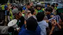 Aktivis HMI beradu mulut dengan polisi saat melakukan demo di Jalan Cikini, Jakarta, Sabtu (8/10). Mereka menuntut Basuki Tjahaja Purnama (Ahok) mempertanggungjawabkan pernyataannya yang dinilai mencederai kitab suci Alquran. (Liputan6.com/Faizal Fanani)