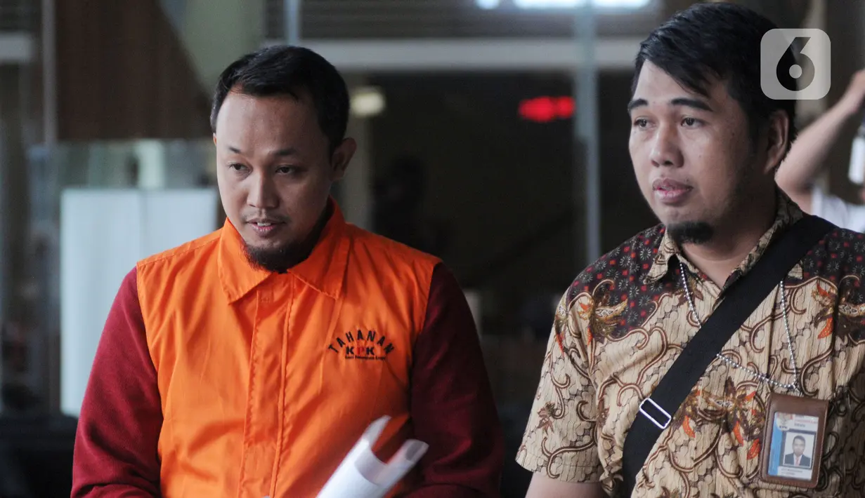 Direktur PT Navy Arsa Sejahtera, Mujib Mustofa (kiri) berjalan keluar usai menjalani pemeriksaan oleh penyidik di Gedung KPK, Jakarta, Jumat (22/11/2019). Mujib diperiksa sebagai tersangka dalam kasus suap kuota impor ikan tahun 2019. (merdeka.com/Dwi Narwoko)