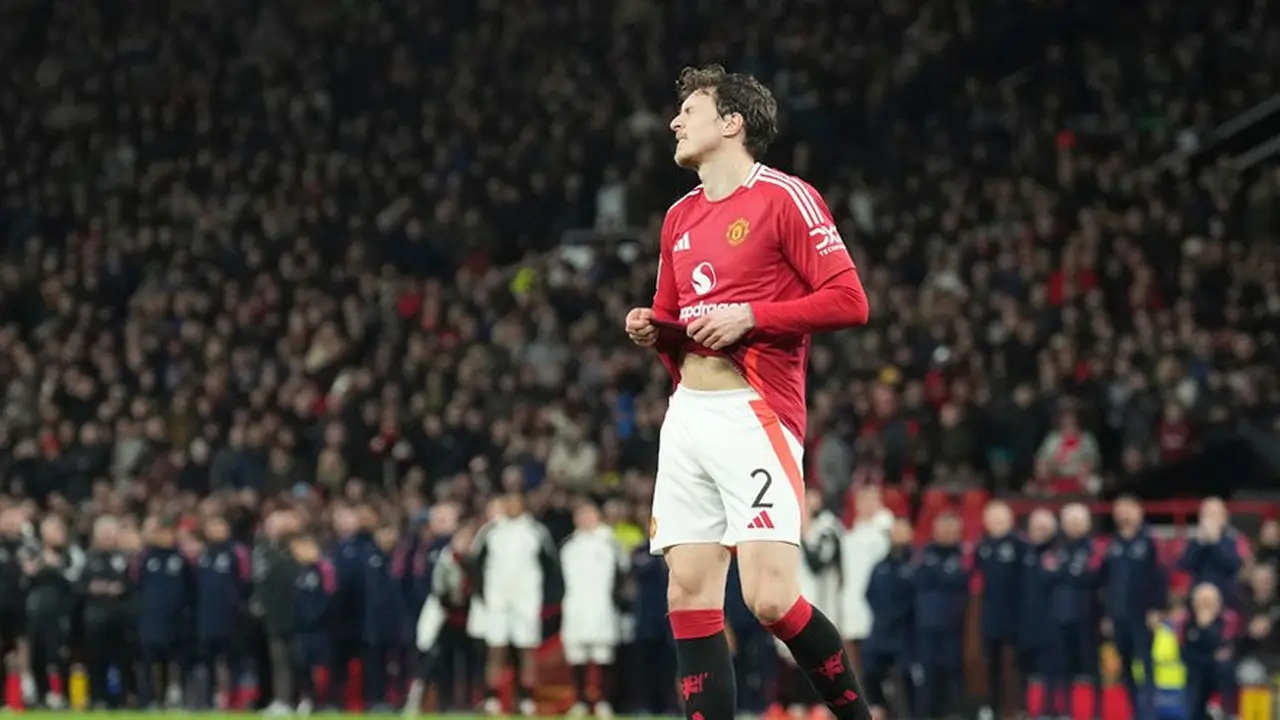 Ekspresi kekecewaan Victor Lindelof dalam babak adu penalti putaran kelima FA Cup 2024/2025 Manchester United vs Fulham, Minggu (2/3/2025). (c) AP Photo/Jon Super