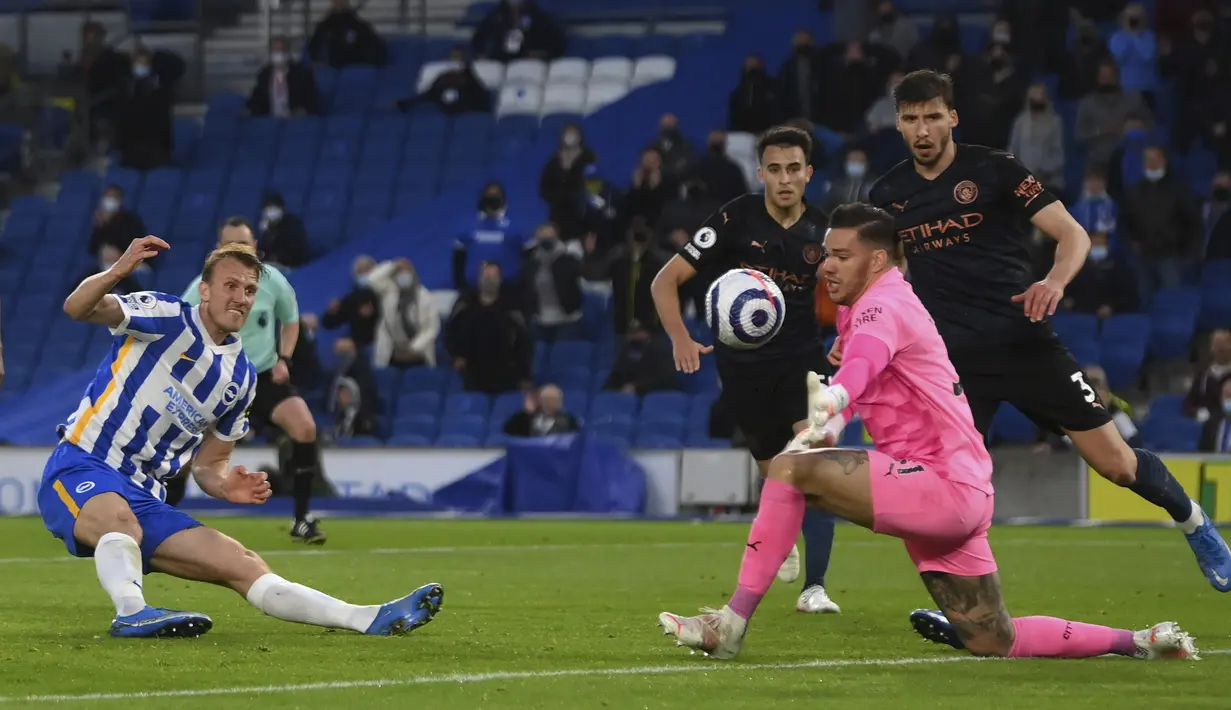 Bek Brighton and Hove Albion, Dan Burn mencetak gol ketiga timnya ke gawang Manchester City pada pekan 37 Liga Inggris di Amex Stadium, Rabu (19/5/2021) dinihari WIB. Manchester City yang sudah dipastikan menjuarai Liga Inggris kalah dramatis saat dijamu Brighton, 2-3. (Mike Hewitt, Pool via AP)