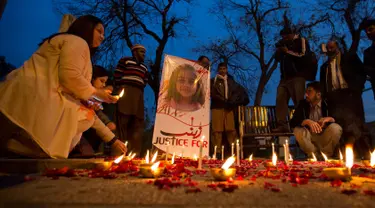 Warga menyalakan lilin untuk Zainab Ansari, gadis 8 tahun yang diculik, diperkosa dan dibunuh di Islamabad, Pakistan (11/1). Anees Ansari, ayah Zainab mengatakan polisi lamban mencari putrinya yang hilang di provinsi Punjab timur. (AP Photo/B.K. Bangash)