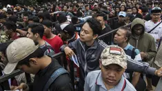 Suporter Persija Jakarta, The Jakmania, antri untuk menukar tiket di Lapangan Blok S, Jakarta, Minggu (9/12). Persija akan menjalani laga penentuan gelar juara melawan Mitra Kukar. (Bola.com/Vitalis Yogi Trisna)