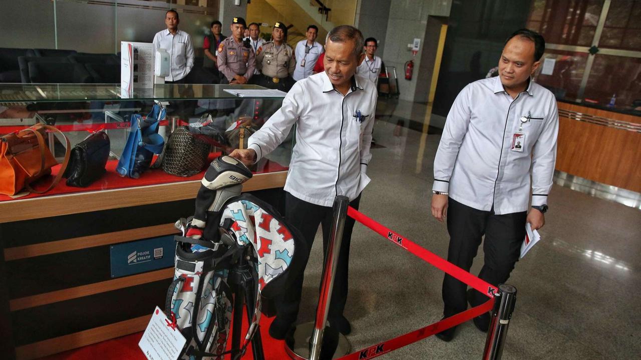 FOTO: KPK Pajang Barang Rampasan Milik Koruptor yang Akan Dilelang, Ada Tas Mewah hingga Perlengkapan Golf