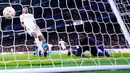 Pemain Real Madrid Eder Militao (kiri) mencetak gol bunuh diri melewati kipernya saat melawan Barcelona pada pertandingan sepak bola leg pertama semifinal Copa del Rey di Stadion Santiago Bernabeu, Madrid, Spanyol, 2 Maret 2023. Barcelona sukses megalahkan Real Madrid dengan skor 1-0 berkat gol bunuh diri Eder Militao. (AP Photo/Manu Fernandez)