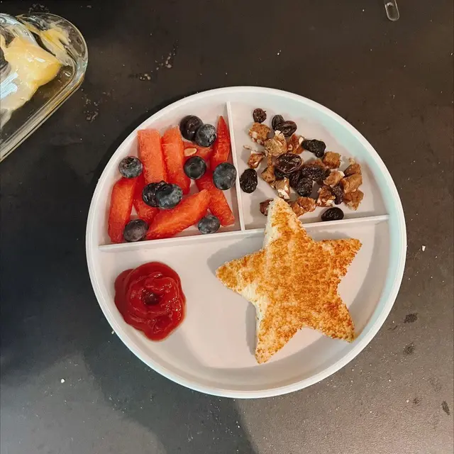 Menu makan yang disiapkan Gigi Hadid untuk putrinya, Khai. (Foto: Instagram/gigihadid)