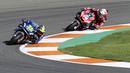 Pembalap Suzuki Ecstar, Joan Mir saat berada di depan Andrea Dovizioso dari Tim Ducati pada balapan MotoGP Valencia di Sirkuit Ricardo Tormo, Spanyol (15/11/2020). Tambahan 9 poin hasil finis ketujuh pada MotoGP Valencia membuat pebalap tim Suzuki Ecstar mengoleksi nilai 171. (AP Photo/Alberto Saiz)