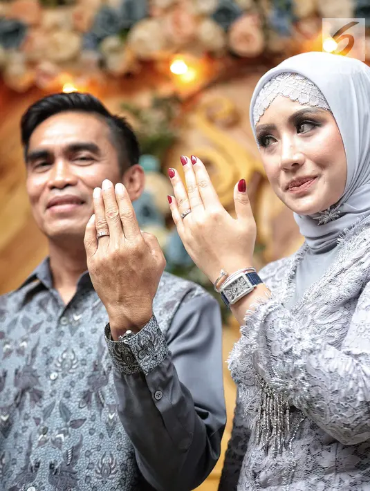 Aktris Shinta Bachir bersama anggota DPRD Sidrap, Idham Masse memperlihatkan cincin saat acara lamaran di Jakarta, Sabtu (8/9). Rencananya, Shinta dan duda tiga anak itu akan menggelar pernikahan pada 11 November mendatang. (Liputan6.com/Faizal Fanani)