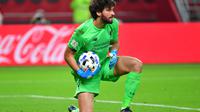 Kiper Liverpool, Alisson Becker saat The Reds bersua Monterrey, pada semifinal Piala Dunia Antarklub 2019, Rabu (18/12/2019).  (AFP / Giuseppe Cacace)