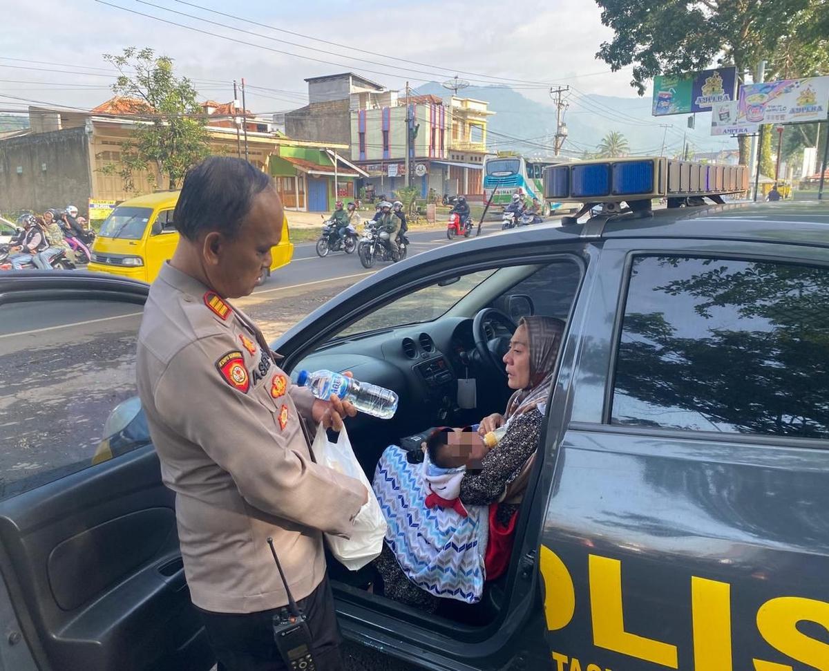 Istri dan Bayi yang Ditinggalkan Suami di Masjid Ciawi