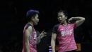 Pasangan Indonesia, Greysia Polii/Apriyani Rahayu, saat melawan wakil Jepang, Ayako Sakuramoto/Yukiko Takahata pada Indonesia Open 2019 di Istora, Jakarta, Selasa (16/7). Pasangan Indonesia menang 21-15, 21-16. (Bola.com/M Iqbal Ichsan)