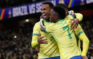 Gelandang Brasil #05, Casemiro (tengah), dikerumuni oleh bek Brasil #03, Gabriel Magalhaes (kiri), dan gelandang Brasil #07, Vinicius Jr, setelah mencetak gol kedua dalam pertandingan persahabatan internasional antara Brasil dan Senegal di Stadion Emirates, London, pada 15 November 2025. (Ian Kington/AFP)