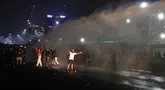 Massa dari berbagi elemen mahasiswa  dan masyarakat disemprot  water canon di depan Gedung DPR/MPR, Jakarta, Kamis, 27 Agustus 2026. (KLY/ Arie Basuki)