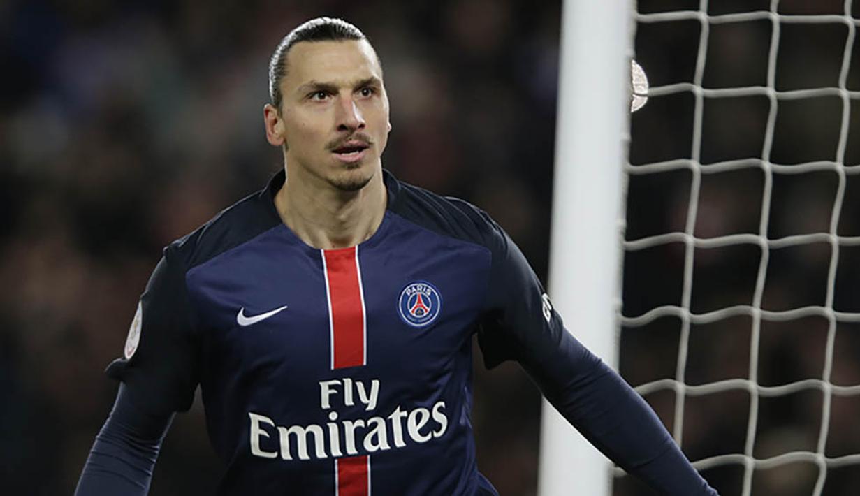 1. Zlatan Ibrahimovic, lini belakang Chelsea harus ekstra waspada dengan kehadiran striker serba bisa ini. Ibrakadabra musim ini sudah mencetak 21 gol dari 20 penampilannya. (AFP/Kenzo Tribouillard)