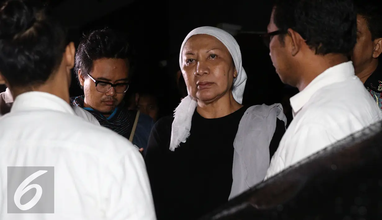 Aktivis Ratna Sarumpaet seusai menjalani pemeriksaan terkait kasus dugaan makar di gedung Mako Brimob Kelapa Dua, Depok, Sabtu (3/12/2016). Ia menilai penangkapan terhadap dirinya terlihat tidak profesional. (Liputan6.com/Herman Zakharia)