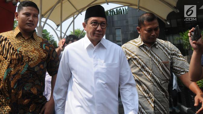 Menteri Agama Lukman Hakim Saifuddin meninggalkan gedung Komisi Pemberantasan Korupsi (KPK) usai memenuhi panggilan penyidik di Jakarta, Rabu (22/5/2019). Kehadiran Menag Lukman untuk dimintai keterangan terkait penyelidikan kasus penyelenggaraan haji. (merdeka.com/Dwi Narwoko)