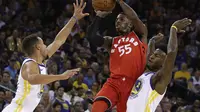 Penggawa Toronto Raptors, Delon Wright (tengah) coba memasukkan bola pada laga melawan Golden State Warriors di Oracle Arena, Kamis (26/10/2017) WIB. (AP Photo/Ben Margot)