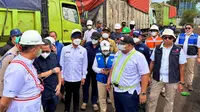 Rombongan Menteri Lingkungan Hidup (LH) Hanif Faisol Nurofiq di tempat penampungan batu bara di Kawasan Berikat Nusantara (KBN) Marunda, Jakarta Utara, 3 Maret 2025. (Liputan6.com/Asnida Riani)