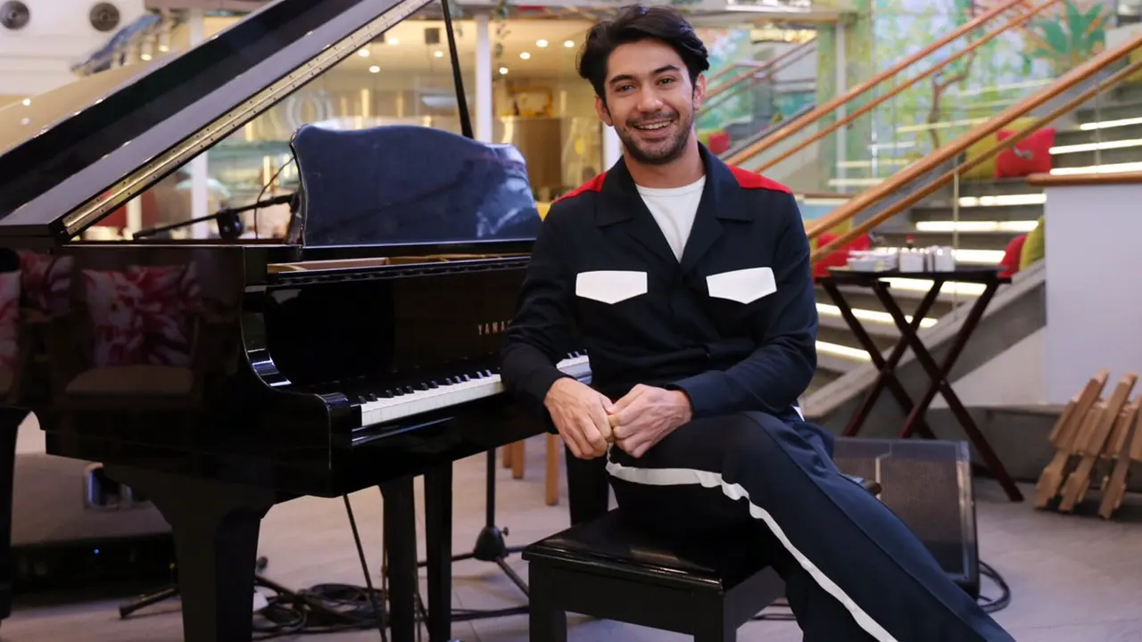 [Bintang] Reza Rahadian Lebarkan Sayap ke Dunia Tarik Suara