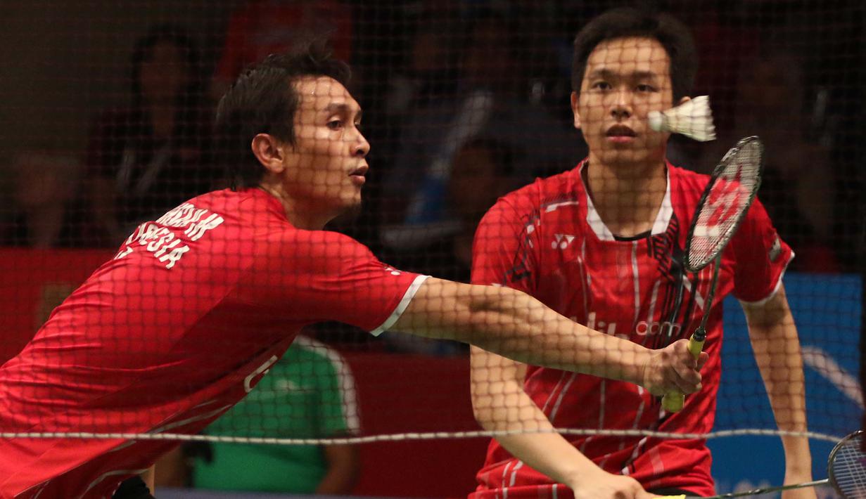 Mohammad Ahsan/Hendra Setiawan menang dengan skor 19-21 21-17 21-18. (Bola.com/Arief Bagus)