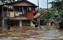 Tanggul Kanal Banjir Barat jebol
