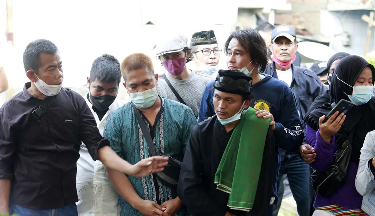 Suasana Pemakaman Urip Arphan (KapanLagi.com/Muhammad Akrom Sukarya)