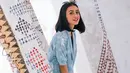 Menjadi content creator fashion selera padu padan perempuan kelahiran tahun 1986 ini tentu sudah tidak diragukan. Begini gaya liburan Agla saat ke Yogyakarta. Untuk memberi kesan kalem dan girly, ia memadukan blazer single breasted warna soft dengan makeup natural. (Liputan6.com/IG/@aglaartalidia)