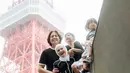 Dua anak mereka pun tak kalah stylish. Si sulung duduk di pundak sang ayah mengenakan kaus hitam, sementara si bungsu di pundak Cut Meyriska juga tampil dalam outfit senada. Gaya minimalis mereka membuktikan bahwa hitam tak pernah gagal jadi pilihan busana keluarga yang ingin tampil serasi namun tetap modern. [@cutratumeyriska].