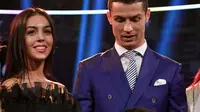 Seakan tidak ingin diketahui publik, kabarnya saat itu Ronaldo menyembunyikan paras tampannya dengan mengenakan mantel besar untuk menutupi tubuhnya. Selain itu, ia juga mengenakan topi, kacamata dan wig. (AFP/Bintang.com)