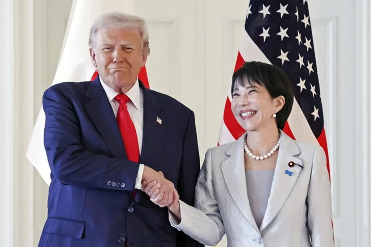 Presiden Amerika Serikat Donald Trump dan Perdana Menteri Jepang Sanae Takaichi berjabat tangan di Istana Akasaka di Tokyo, Selasa (28/10/2025).