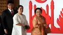 Presiden ke-5 RI Megawati Soekarnoputri didampingi putrinya Puan Maharani tiba menghadiri  Sidang Tahunan MPR, DPR dan DPD di Kompleks Parlemen, Senayan, Jakarta, Kamis, (16/8). Tema sidang tahunan kali ini Bhinneka Tunggal Ika. (Liputan6.com/Johan Tallo)