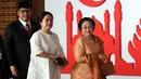 Presiden ke-5 RI Megawati Soekarnoputri didampingi putrinya Puan Maharani tiba menghadiri  Sidang Tahunan MPR, DPR dan DPD di Kompleks Parlemen, Senayan, Jakarta, Kamis, (16/8). Tema sidang tahunan kali ini Bhinneka Tunggal Ika. (Liputan6.com/Johan Tallo)